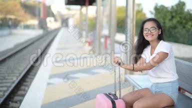 年轻快乐的亚洲游客坐在火车上